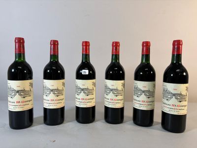 six bouteilles de vin sont alignées sur une table