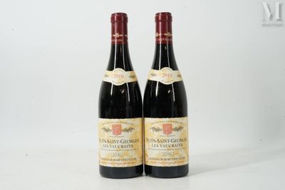 deux bouteilles de vin posées l'une à côté de l'autre sur une surface blanche