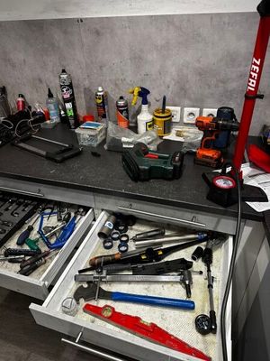 de nombreux outils dans le tiroir d'un établi dans le garage