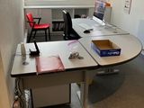 un bureau avec une chaise et un ordinateur dessus