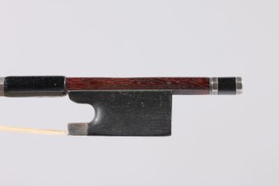 un archet de violon avec un manche en bois sur fond blanc