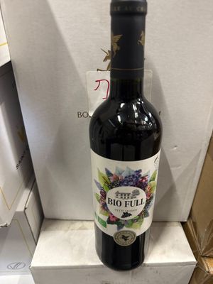 une bouteille de vin posée sur une boîte