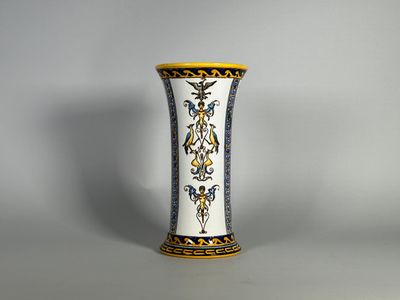 un vase blanc orné d'un motif bleu et jaune