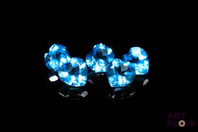 Deux cristaux bleus en forme de cœur brillent dans le noir.
