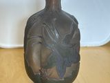 un vase posé sur une table en bois