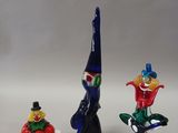 trois figurines assises l'une à côté de l'autre