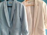 deux vestes suspendues côte à côte sur un porte-vêtements
