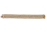 gros plan d'un bracelet en chaîne en or sur fond blanc