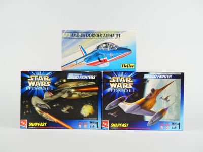 trois jouets Star Wars dans une boîte posée sur une surface blanche