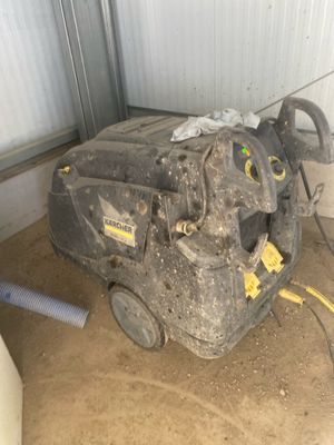 a small machine that is sitting on the ground