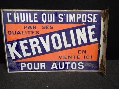une vieille enseigne « Kervoline » est affichée sur un fond noir