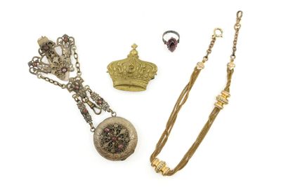 trois bijoux, dont un collier, un bracelet et une bague