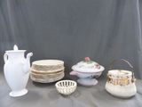 beaucoup d'assiettes et de vases sur une table