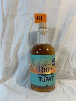 une bouteille de rhum posée sur une table