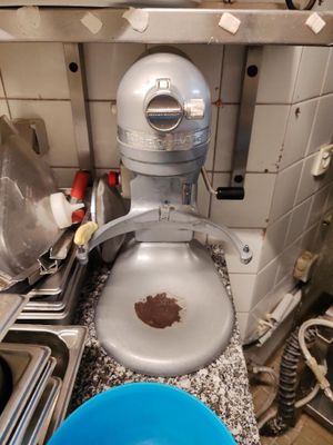 des toilettes sales dans une cuisine sale, avec une cuvette bleue