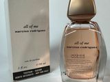 l'image d'un flacon de parfum à côté d'une boîte