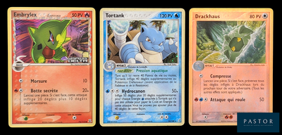 Quatre cartes Pokémon différentes sont représentées en ligne sur un fond noir.