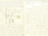 un vieux livre sur lequel figurent une lettre manuscrite et un timbre