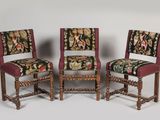 trois chaises avec une assise rembourrée à motifs floraux et un piètement en bois