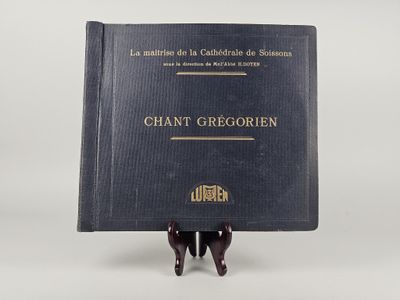 le livre est posé sur un petit support, avec un autre livre posé dessus
