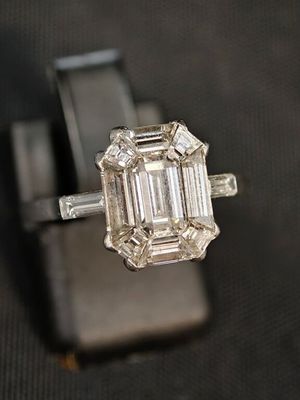gros plan d'une bague en diamant sur une surface noire