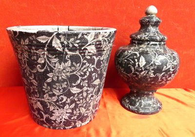 deux vases posés sur une surface rouge