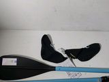 une paire de pagaies et une paire de chaussures par terre