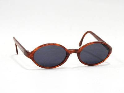 une image représentant une paire de lunettes de soleil sur fond blanc