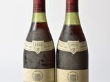 deux bouteilles de vin posées sur une table en bois