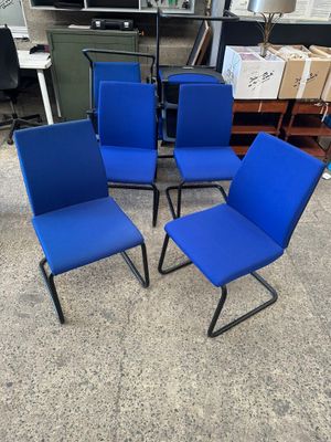 SEDUS modèle YEAH. Huit chaises visiteurs, assise bleue, pié…