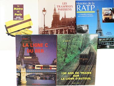 plusieurs livres sont empilés sur une table