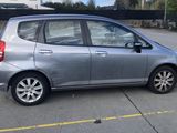 une voiture argentée garée dans un parking