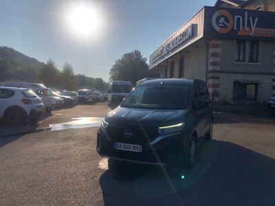 une voiture garée devant un immeuble, sur un parking