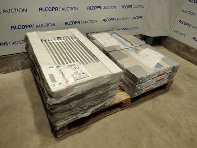 une pile de cartons sur une palette devant un mur