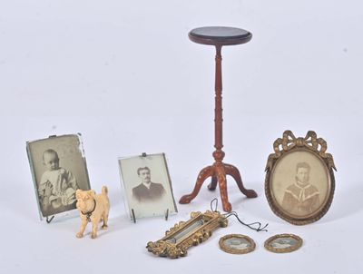 une petite table sur laquelle sont posées des photos et des images