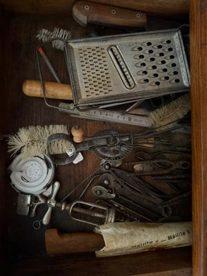 une boîte en bois contenant divers outils et une râpe