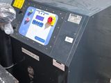 une machine posée à côté d'une pile de cartons