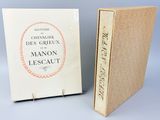 deux livres posés l'un à côté de l'autre sur une table