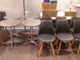 de nombreuses chaises et tables dans une pièce où se trouvent une table et un parasol