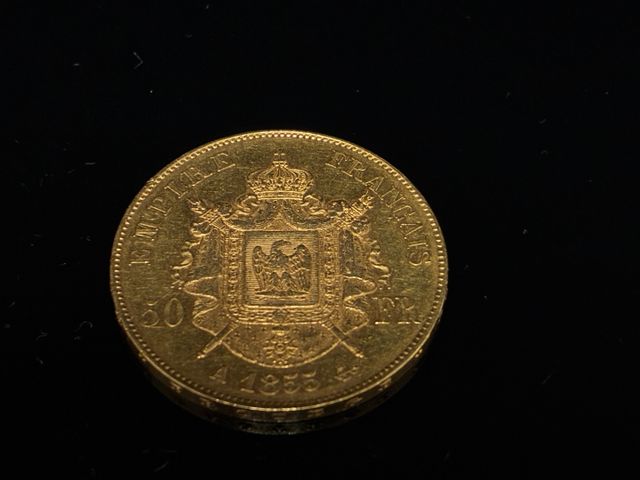 Une pièce de monnaie en or à valeur faciale de 50 francs Napoléon...