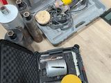 une caisse à outils avec des outils sur le sol