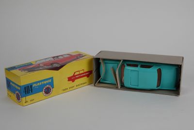 une boîte contenant une petite voiture et une boîte contenant une petite voiture