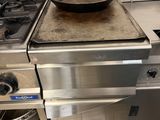 une poêle sur la cuisinière dans la cuisine