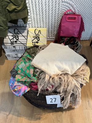 un panier rempli d'objets posé par terre