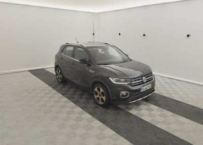 la voiture grise est garée dans le garage sur le sol en damier