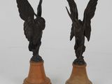 paire de têtes d'aigle en bronze ancien sur socles en bois