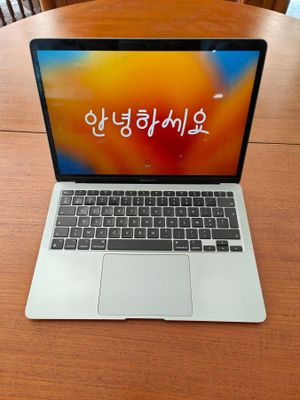 l'image d'un ordinateur portable posé sur une table en bois