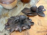 une table en bois sur laquelle se trouvent un vase et d'autres objets