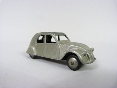 une voiture jouet posée sur une surface blanche