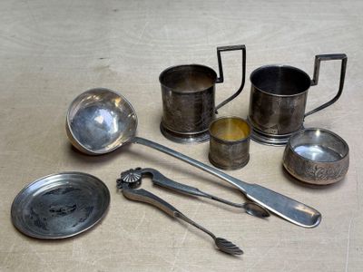 beaucoup d'argenterie sur une table, avec des cuillères et des couverts